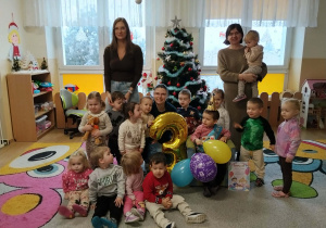 Zdjęcie grupowe z jubilatem.