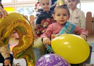 Jubilat wśród balonów.