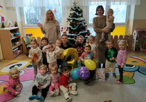 Zdjęcie grupowe z jubilatem.