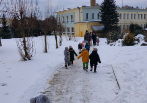 Dzieci bawią się na śniegu.