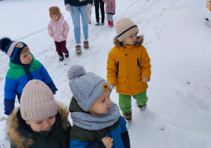 Dzieci bawią się na śniegu.