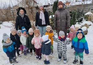 Zdjęcie grupowe na śniegu.