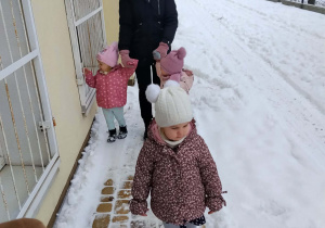 Dzieci bawią się na śniegu.