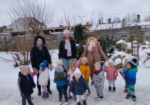 Zdjęcie grupowe na śniegu.