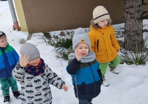 Dzieci bawią się na śniegu.