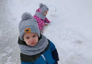 Dzieci bawią się na śniegu.