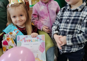 Dzieci składają życzenia jubilatce.