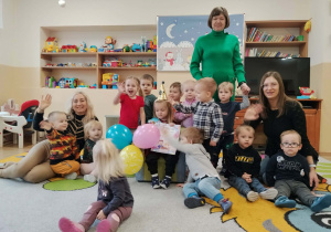 Zdjęcie grupowe z jubilatką.