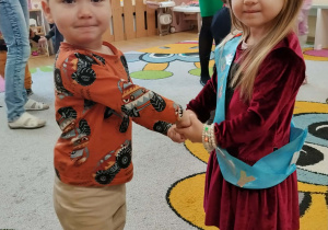 Dzieci tańczą z jubilatką.