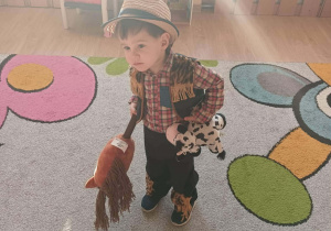 Dzieci w przebraniach tańczą na balu.