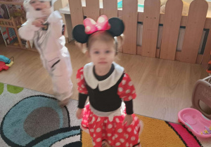 Dzieci w przebraniach tańczą na balu.