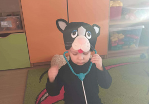 Dzieci w przebraniach tańczą na balu.