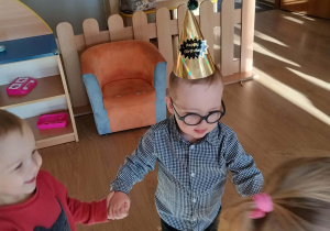 Jubilat tańczy w koronie.