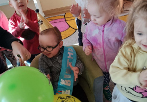 Jubilat wśród balonów.