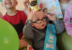 Jubilat wśród balonów.