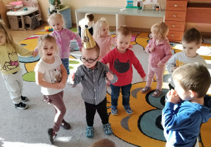 Zabawy taneczne z jubilatem.