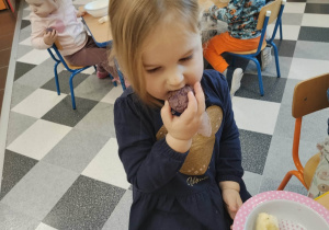 Dziewczynka je babeczkę.