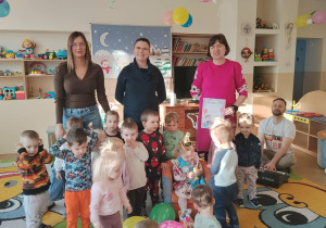 Zdjęcie grupowe z jubilatką.