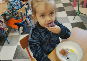 Dziewczynka je babeczkę.