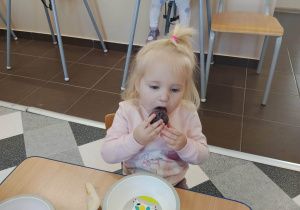 Dziewczynka je babeczkę.