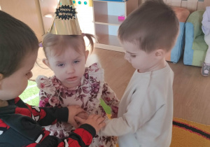 Jubilatka przyjmuje życzenia urodzinowe.