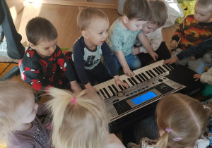 Dzieci grają na klawiszach.