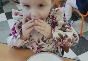 Dziewczynka je babeczkę.