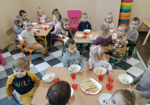 Dzieci podczas poczęstunku urodzinowego.