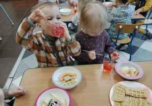Dzieci podczas poczęstunku urodzinowego.