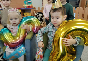 Zdjęcia jubilatów z balonami cyfrowymi.