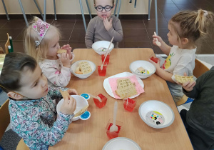 Dzieci podczas poczęstunku urodzinowego.