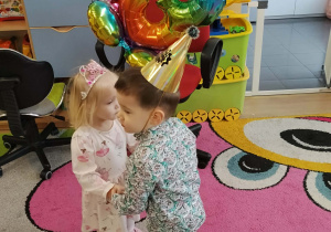 Zabawy taneczno- urodzinowe.