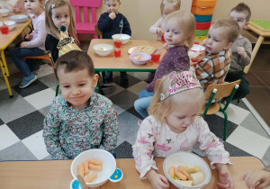 Dzieci podczas poczęstunku urodzinowego.