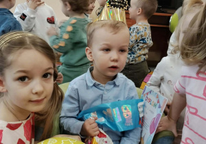 Dzieci bawią się balonami z jubilatem.