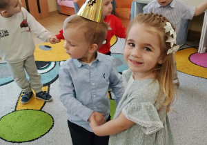 Dzieci tańczą z jubilatem.