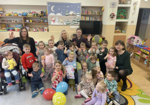 Zdjęcie grupowe z jubilatem.