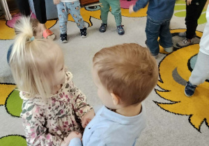 Dzieci tańczą z jubilatem.