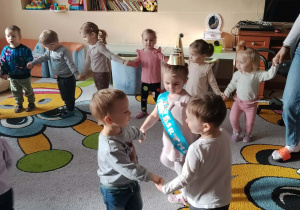 Dzieci tańczą z jubilatką.