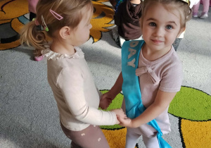 Dzieci tańczą z jubilatką.