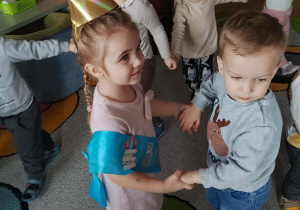 Dzieci tańczą z jubilatką.