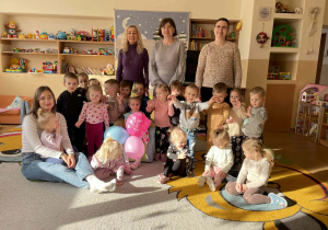 Zdjęcie grupowe z jubilatką.