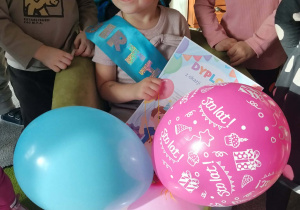 Jubilatka wśród balonów.