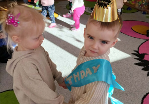 Dzieci tańczą z jubilatem.