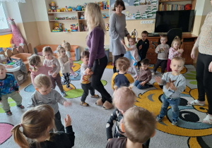 Dzieci tańczą z jubilatem.