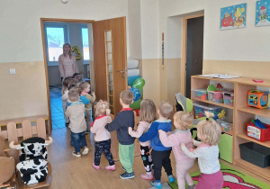 Dzieci tańczą z jubilatem.