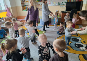 Dzieci tańczą z jubilatem.