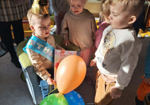 Dzieci tańczą z jubilatem.