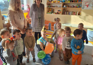 Dzieci tańczą z jubilatem.