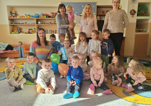 Zdjęcie grupowe z jubilatem.