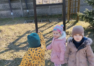 Dzieci bawią się w ogródku zielonym przy przedszkolu.